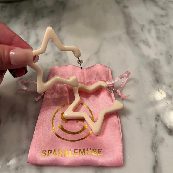 NIP SPARKLEMUSE CREAM STAR EARRINGS - Picture 3 of 8